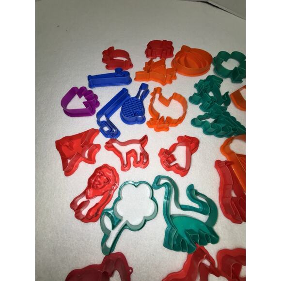Lot of 29 Cookie Cutters Plastic Holidays Dinasour Sports Pets Animals Variety - Picture 7 of 9